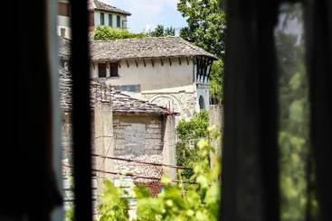 پانسیون Flora S Guesthouse  The Fir Gate