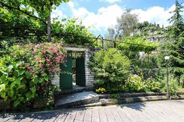 پانسیون Flora S Guesthouse  The Fir Gate