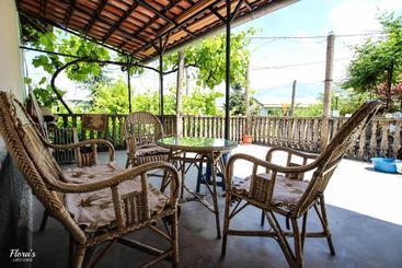 پانسیون Flora S Guesthouse  The Fir Gate
