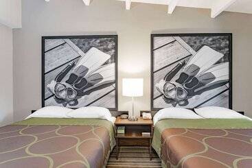 هتل Super 8 By Wyndham Melbourne