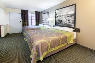 هتل Super 8 By Wyndham Tulsa/downtown/east