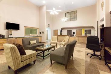 هتل Super 8 By Wyndham Tulsa/downtown/east