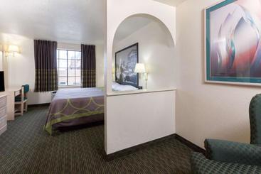 هتل Super 8 By Wyndham Tulsa/downtown/east