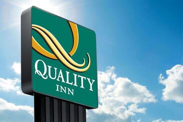 فندق على الطريق Quality Inn