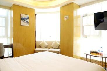 Отель Greentree Inn Zhumadian High Speed Rail Station Square Store