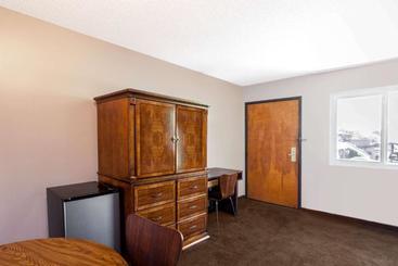 مُتل Super 8 By Wyndham Canoga Park