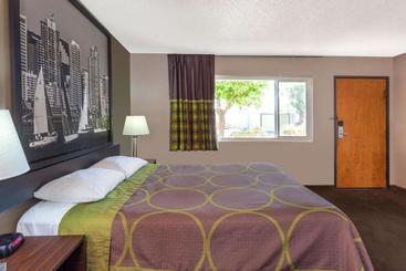 مُتل Super 8 By Wyndham Canoga Park