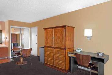 مُتل Super 8 By Wyndham Canoga Park