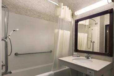 هتل Travelodge & Suites By Wyndham Fargo/moorhead