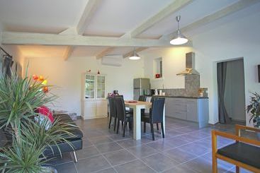 Beautiful Cottage With Swimming Pool In L Islesurlasorgue