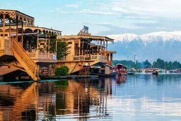 فندق Floating Heritage Group