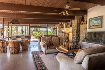 هتل White Stallion Ranch