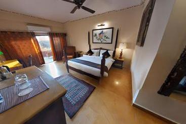 هتل The Earth House Resort