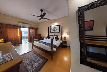هتل The Earth House Resort