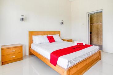 پانسیون Reddoorz @ Jaya Giri Renon