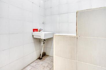 پانسیون Reddoorz @ Jaya Giri Renon