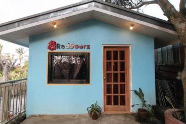 هتل Reddoorz Plus At Malabag Silang  Vaccinated Staff