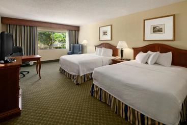 هتل Days Inn & Suites By Wyndham Omaha Ne