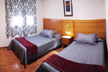هتل Hostal Los Hermanos