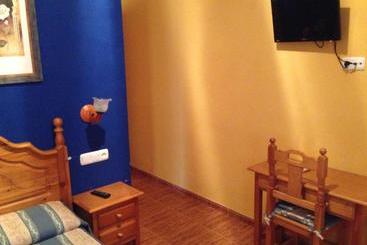 هتل Hostal Los Hermanos