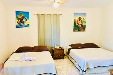 ホテル The Log Cabinn