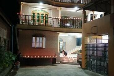 בית מלון כפרי Chandras Residency