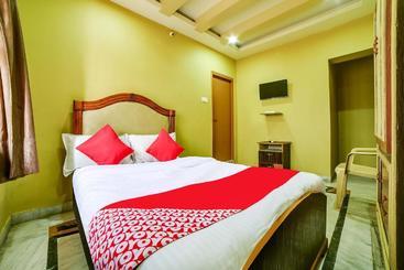 בית מלון כפרי Oyo 65103 Hashmi Residency