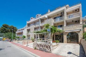 آپارتمانهای توریستها Ivana Apartments