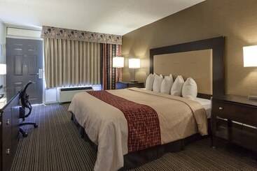 فندق Red Roof Inn & Suites Dekalb
