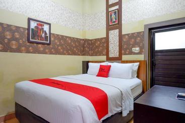 پانسیون Reddoorz Near Pantai Labombo