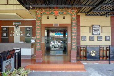 پانسیون Reddoorz Near Pantai Labombo
