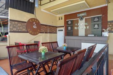 پانسیون Reddoorz Near Pantai Labombo
