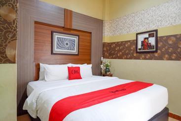 پانسیون Reddoorz Near Pantai Labombo