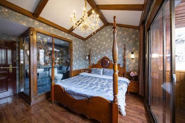 پانسیون Flower Time Inn