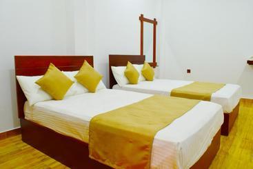 هتل Monarch Residence