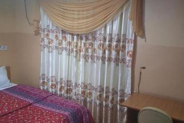 Larrydam Hotel And Suites