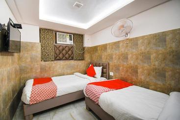 هتل Oyo 70123 Sada Shiv Guest House