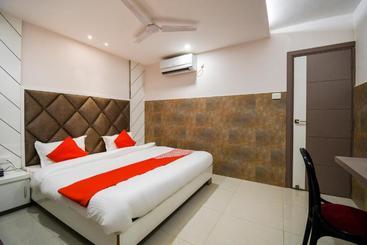 هتل Oyo 70123 Sada Shiv Guest House