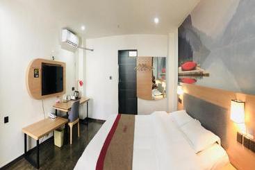Thank Inn Chain Hotel Tibet Shigatse Sangzhuzi District Intersection Of Race Course
