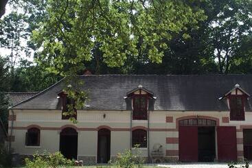 بنسيون Domaine De La Geneste