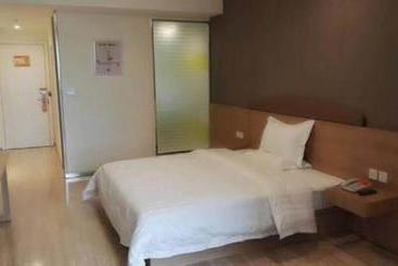 هتل 7days Inn Urumuqi West Kashi Road Airport