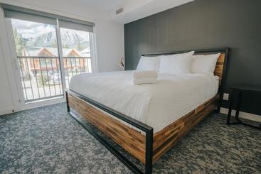 هتل Basecamp Suites Canmore