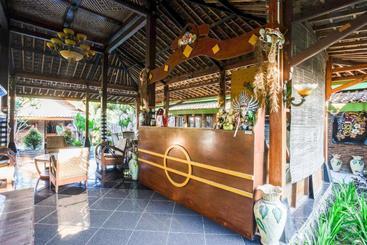 هتل Oyo 3483 Borobudur Cottage