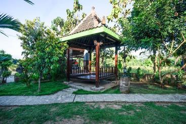هتل Oyo 3483 Borobudur Cottage