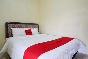 پانسیون Reddoorz Near Lippo Plaza Buton