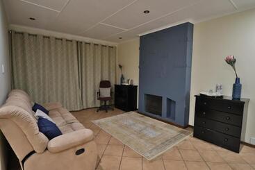بنسيون Highway Gardens Guest House