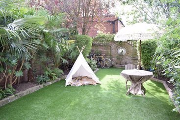 Cottage Spacious Family Home In Wembley