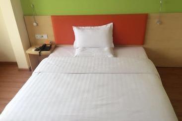 هتل 7 Days Inn Ganzhou Railway Station Waitan No.1 Branch