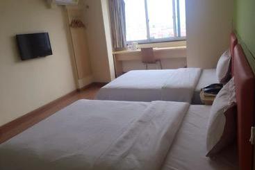 هتل 7 Days Inn Ganzhou Railway Station Waitan No.1 Branch