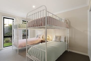 Summer Breeze  Free Wifi & Netflix Inlet Side Central Location